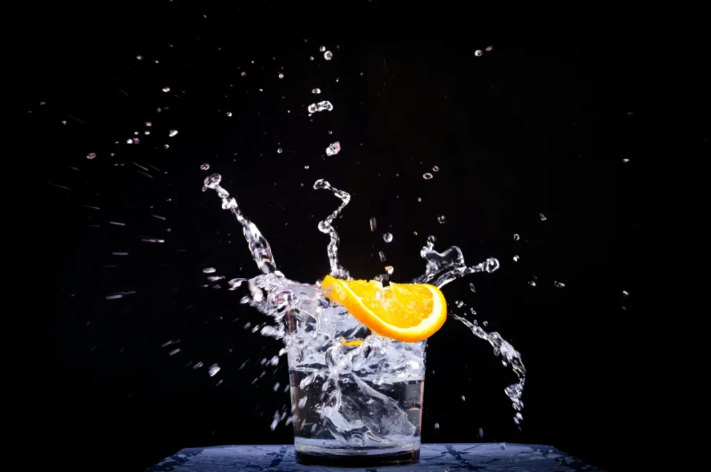 photo d'un verre d'eau avec une rondelle de citron