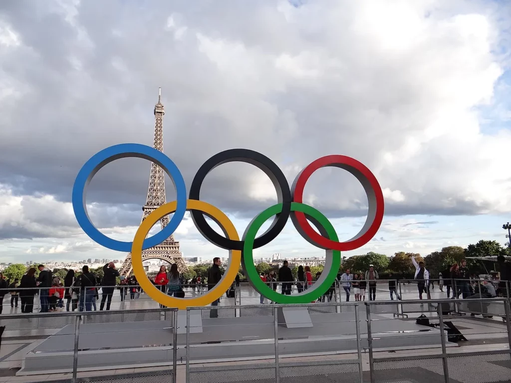Anneaux olympiques devant la tour Eiffel