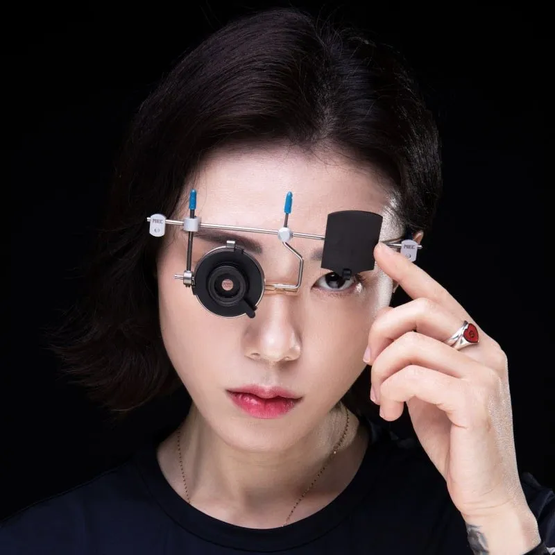 Kim Ye ji avec ses lunettes 