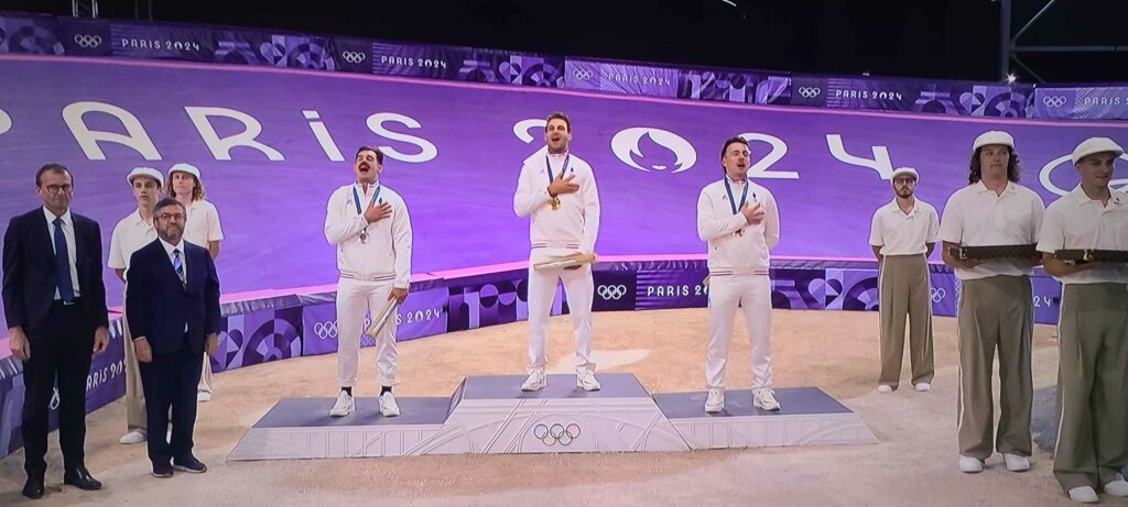 Les trois champions de BMX sur le podium chantant la marseillaise.