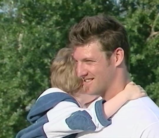 Xavier Marchand avec Léon Marchand dans les bras